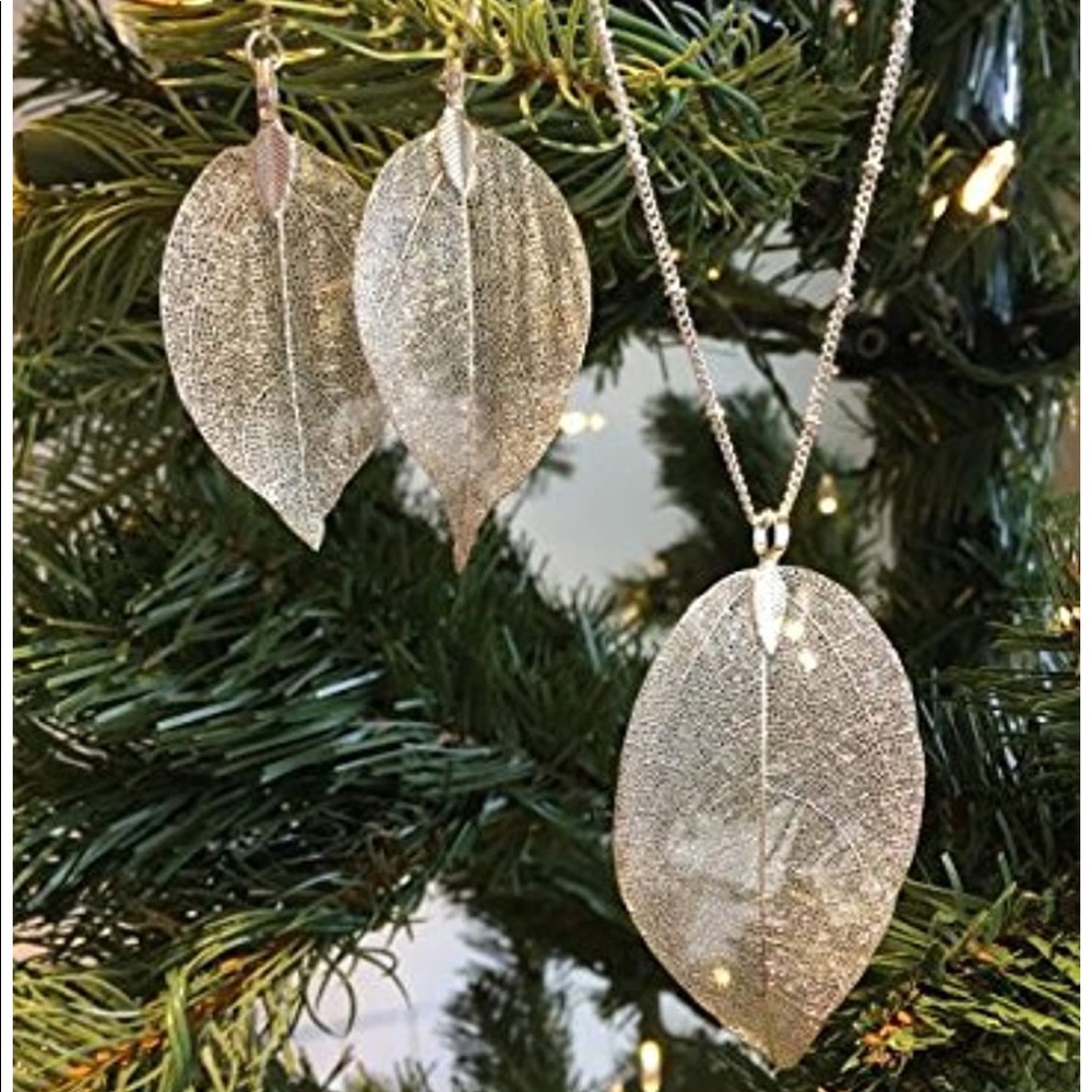 :: Stunningly Delicate Silver🍃Leaf Necklace+Earring Set - Picture 5 of 6
